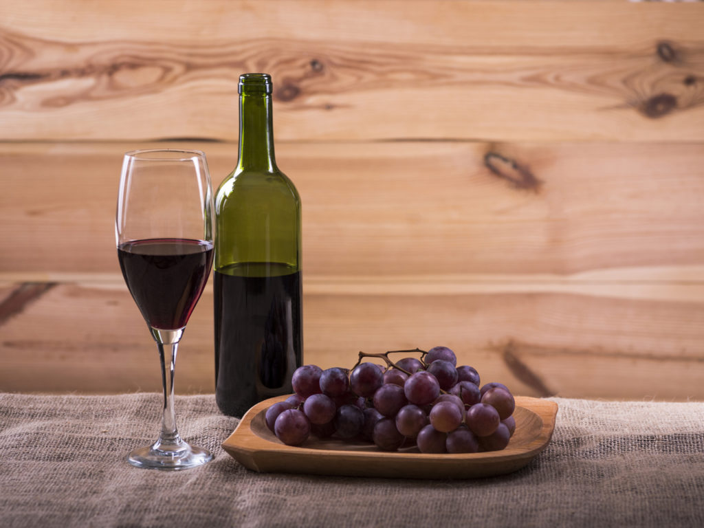 Красное вино и виноград.